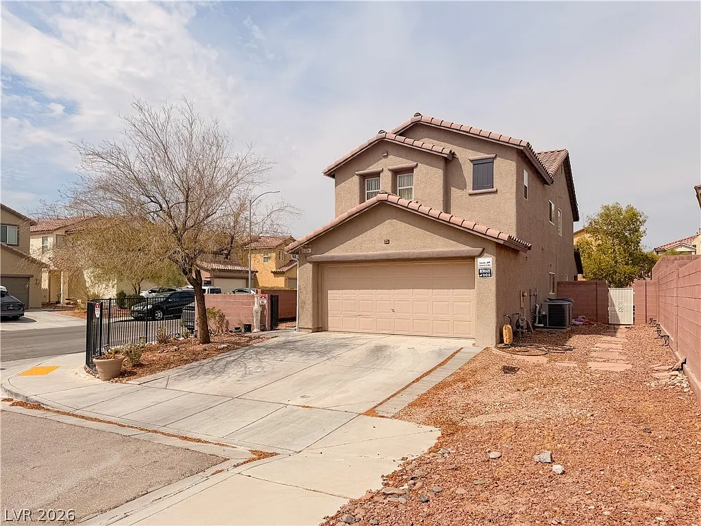 4 bed, 3.0 bath, 2291 sqft, $2,300 — Photo 2