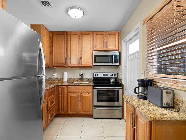 2701 NE 1st St #106 — Photo 8