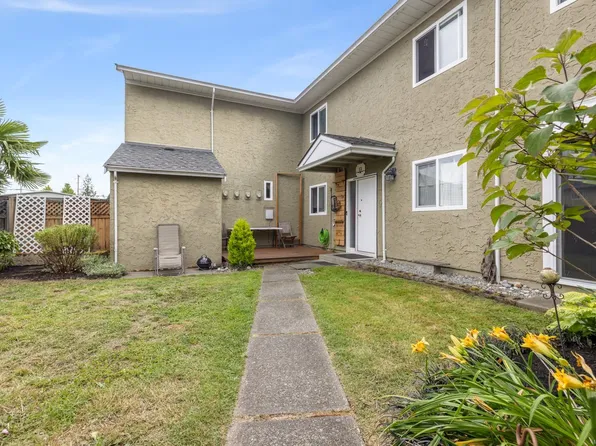 10070 5th St #11, Sidney, BC V8L 2X9