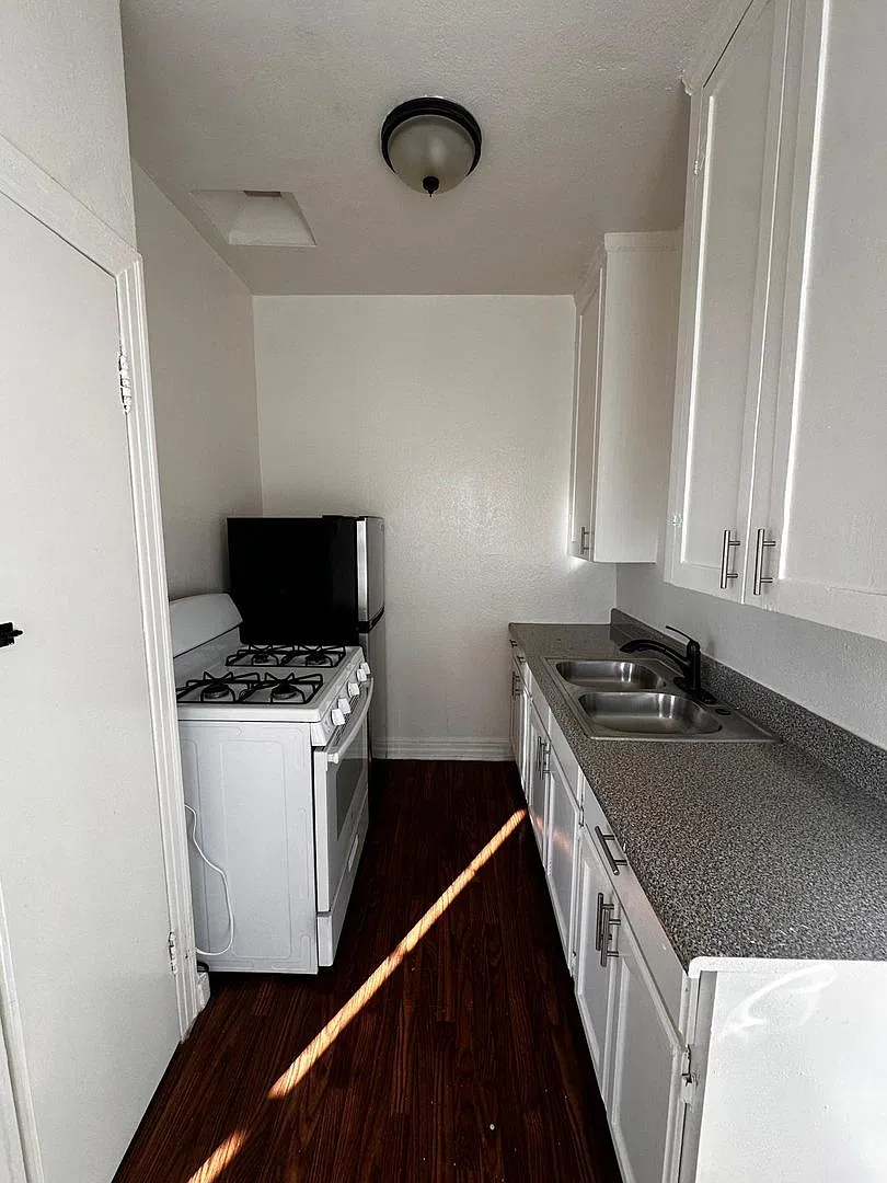 4144 W Adams Blvd — Photo 2
