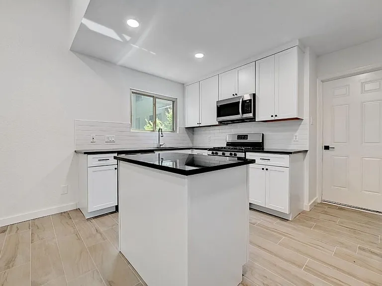 1714 Kimmerling Ln — Photo 11