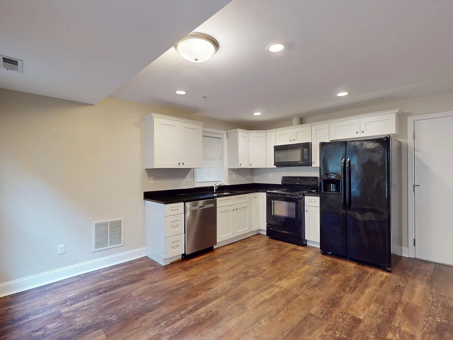 2 bed, 1.5 bath, 1200 sqft, $2,800 — Photo 4