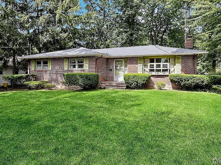 531 Ryders Ln — Photo 2