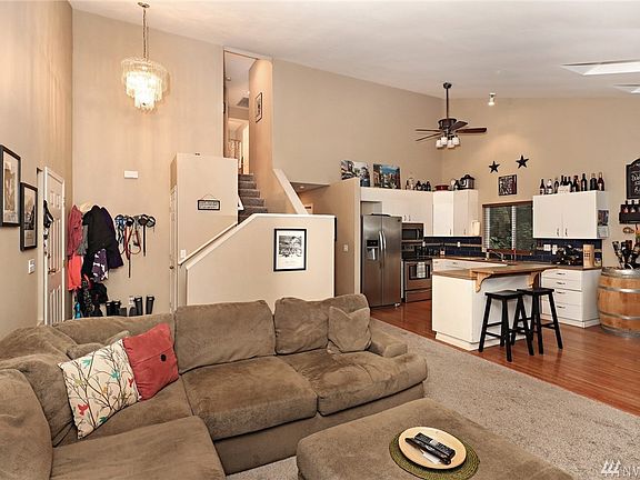 5th image of 94 Polo Park Dr