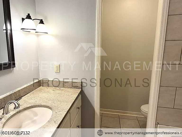 1102 Martin Dr — Photo 17