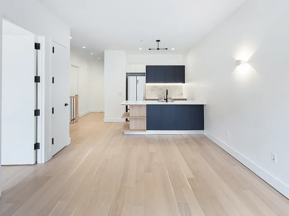 25 Bruckner Blvd #1D