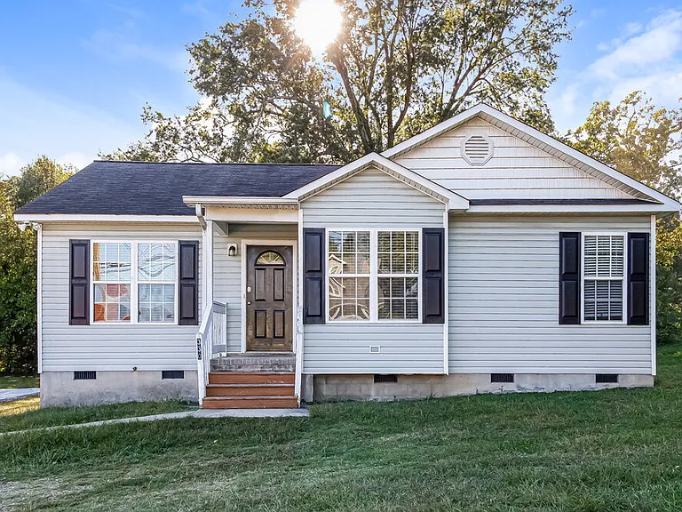 330 W Holt St — Photo 1