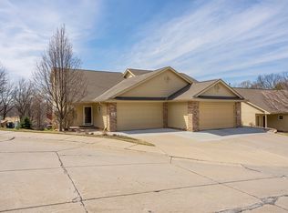 108 Greenview Cir, Council Bluffs, IA 51503