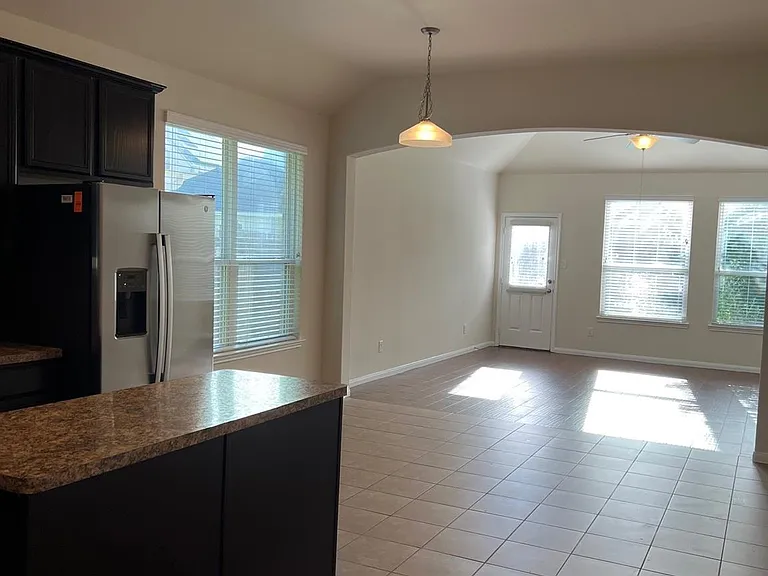 1238 S Maple Dr — Photo 3