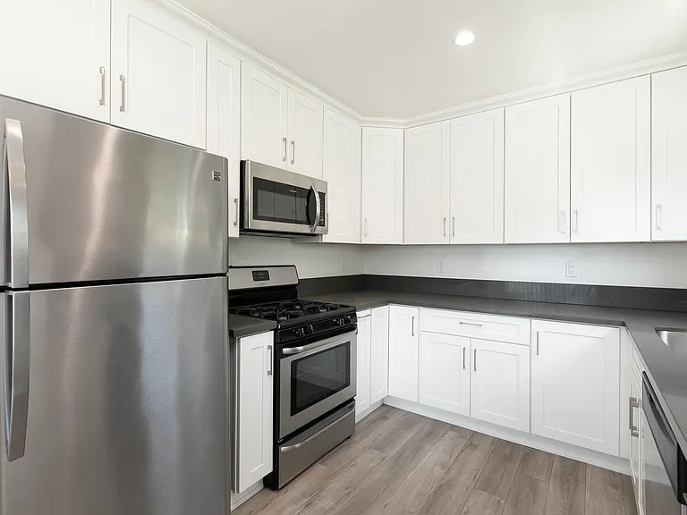 1108 Waterloo St #8 — Photo 2
