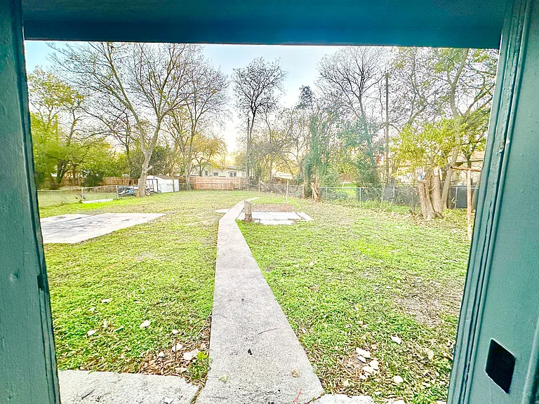 104 E Fowler Ave — Photo 30