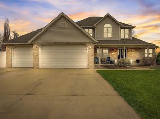 813 Vossclare Ln, Breese, IL
