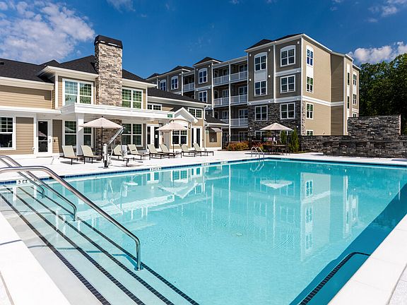 Experience a lavish lifestyle with our stunning pool views and resort-style amenities.