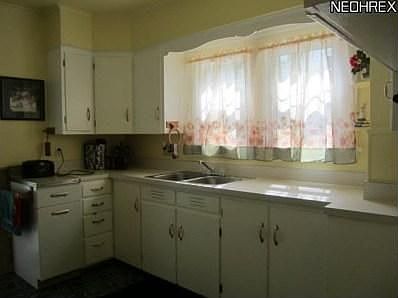 5th image of 528 Belmont St NE