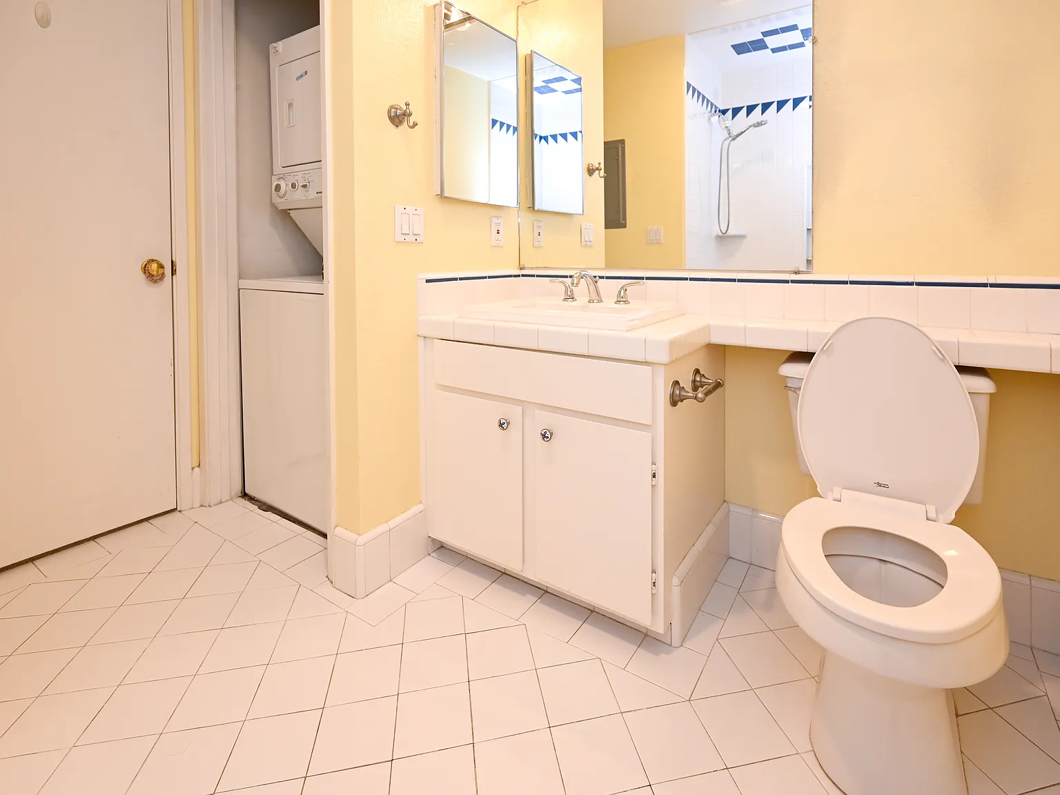 2 bed, 920 sqft, $3,700 — Photo 2