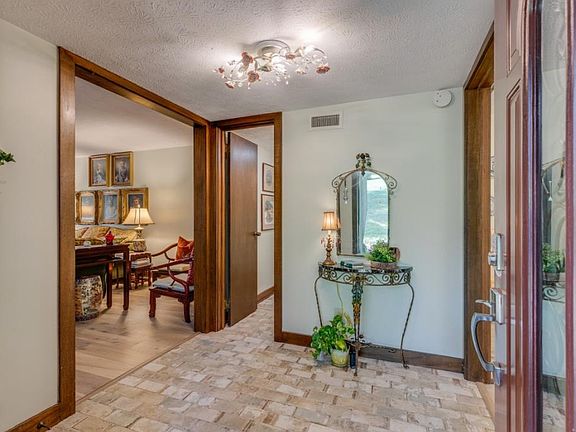 5th image of 18 Crown Cir #18