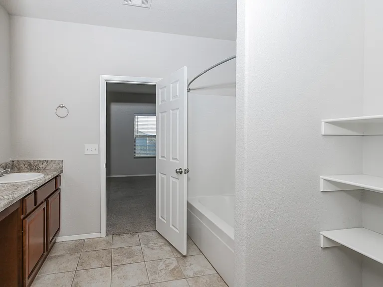 2711 Wyandotte Ave — Photo 6