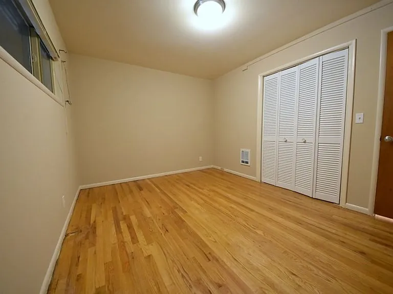 413 Belmont Ave E #D — Photo 10