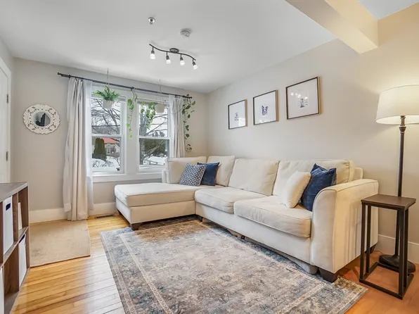 5 Russell St APT 1, Amesbury, MA 01913