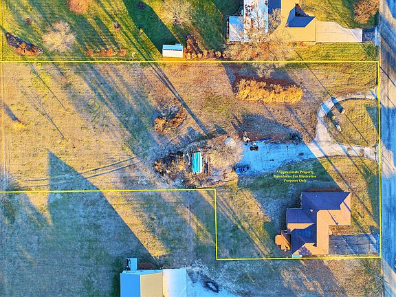 2nd image of 608 Pine Tree Rd