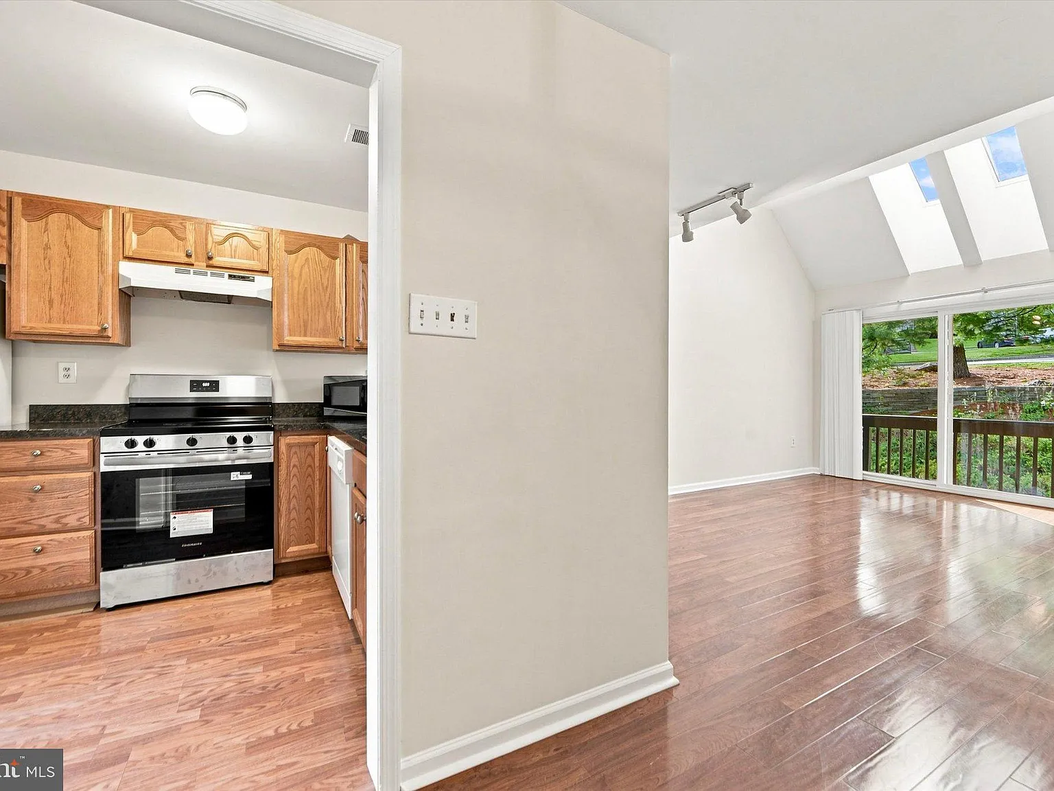 2 bed, 2.0 bath, 984 sqft, $1,900 — Photo 2