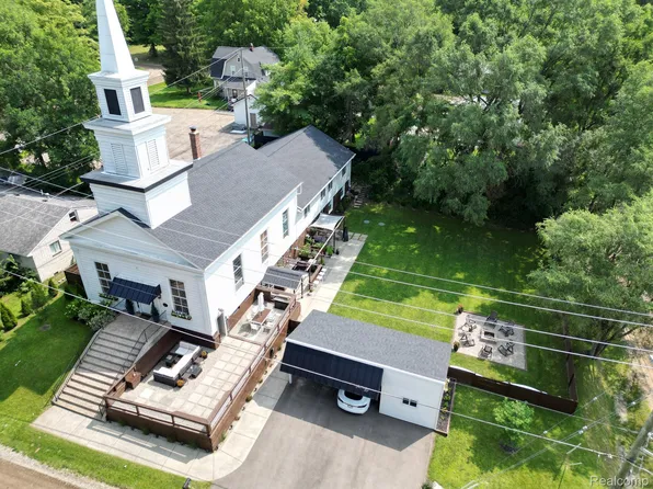 1422 Milmine St, Leonard, MI 48367