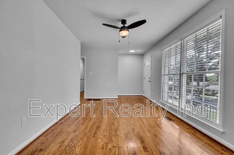3 bed, 2.5 bath, 1306 sqft, $1,900 — Photo 3