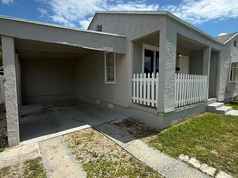 933 30th Ct — Photo 3