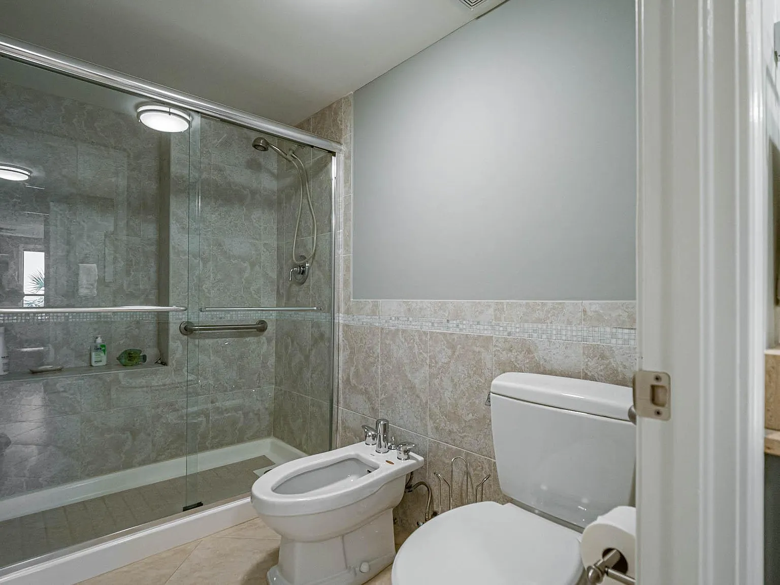 2 bed, 1400 sqft, $8,700 — Photo 2