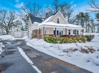 27 Tyng Rd, Tyngsboro, MA 01879