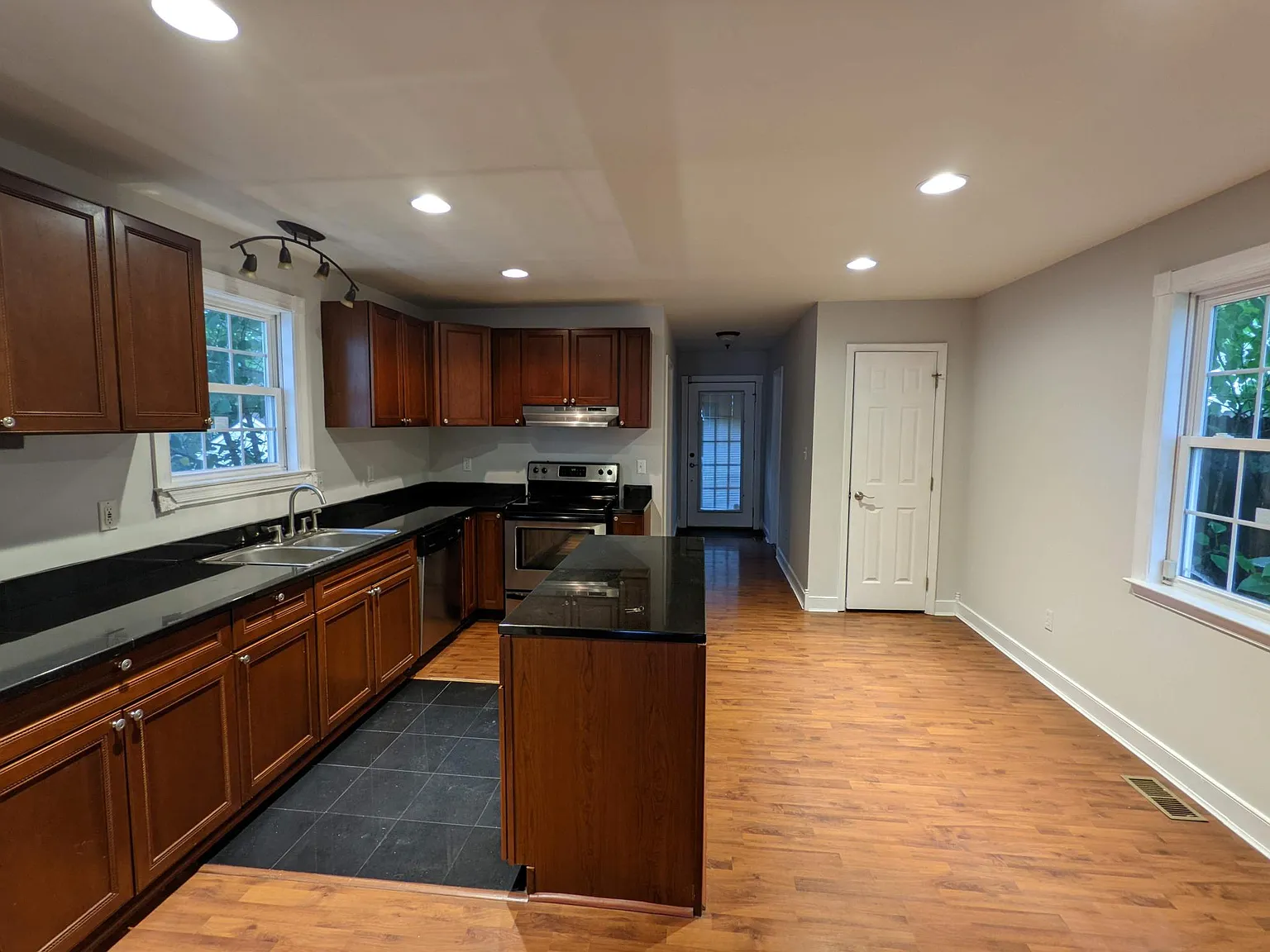 3 bed, 1842 sqft, $2,595 — Photo 4