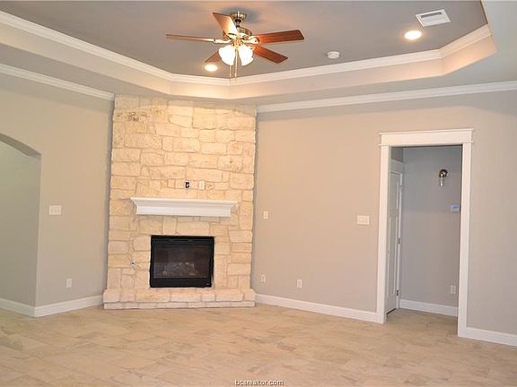 4th image of 304 Foch St