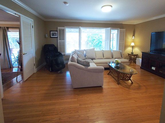3rd image of 708 Cambridge Dr