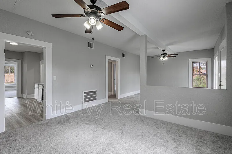 200 W Caroline St — Photo 4