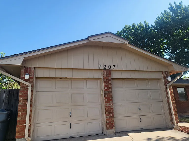 7307 NW Compass Dr — Photo 2