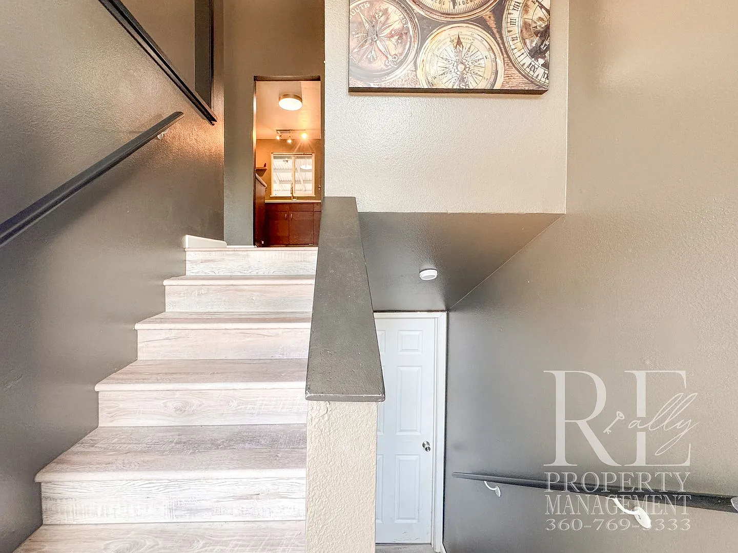 Spacious Split-Level with Two Living Areas, Fireplace & Fully Fenced Yard — Photo 3