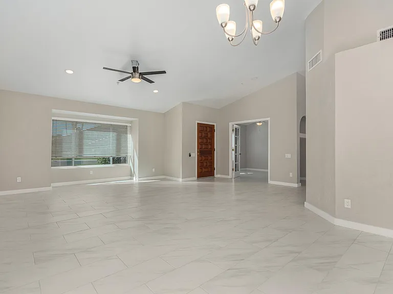 9138 E Davenport Dr — Photo 5