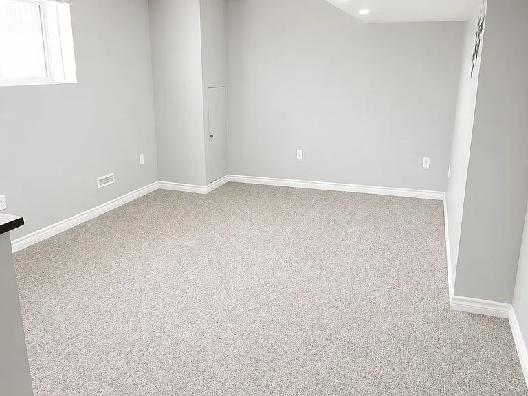 1387 Marshall Cres #LOWER — Photo 9