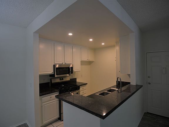 3rd image of 11594 Moorpark St APT 107