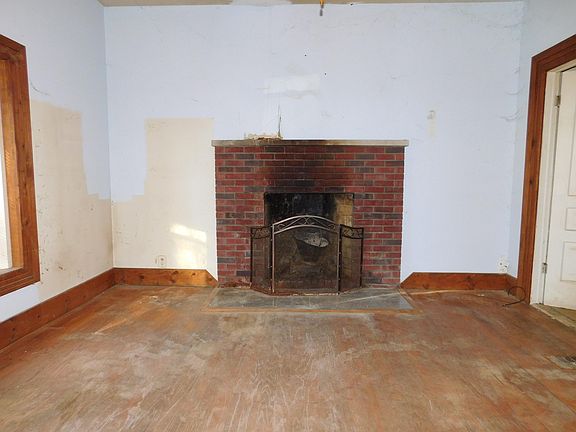 5th image of 214 E Commercial St