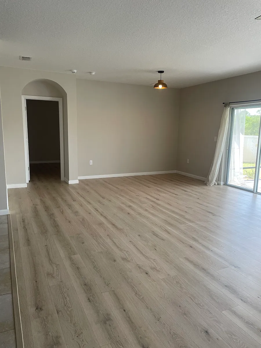 Building Photo - 347 Moray Dr SW