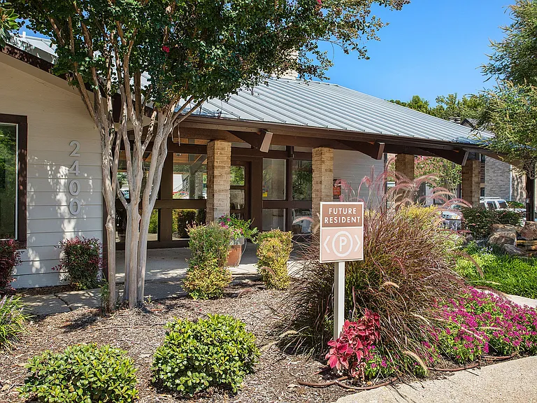 C242530_BristolGrapevine_ExteriorLeasing_05