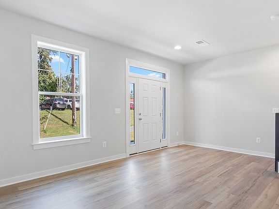 3rd image of 122 Kinross Ln