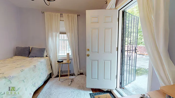 Sold by Ideal Properties Realty, LLC | media 24