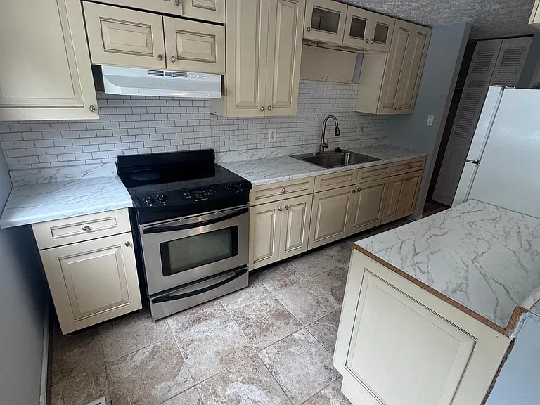 2208 Cocquina Dr — Photo 3