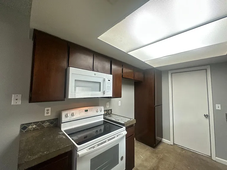 1331 Frankfort Ct — Photo 7
