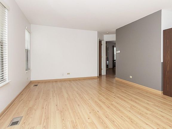 5th image of 889 N Hamilton Ct #101