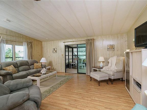 3rd image of 721 Watersedge Ct