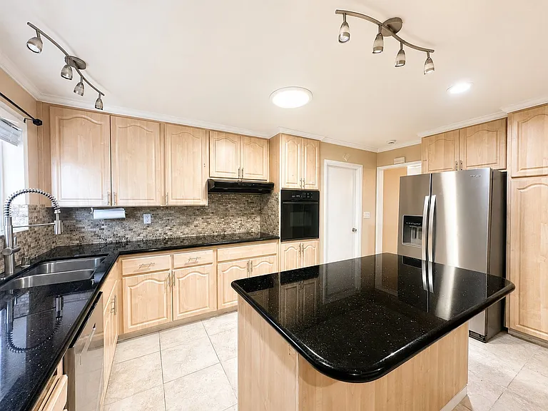 576 Virginia Ave — Photo 7