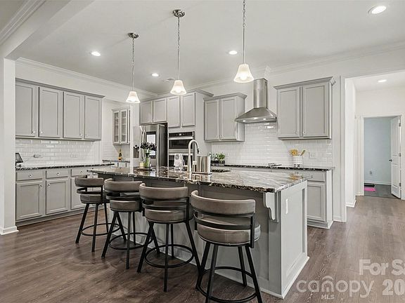 5th image of 4571 Selhurst Dr